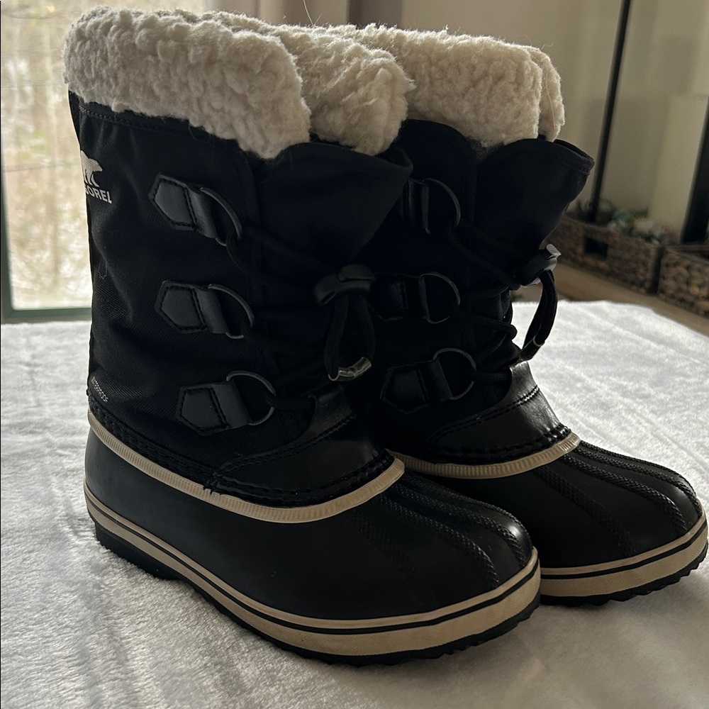 Sorel Black Snow Boots with Cream Faux Shearling Cuff